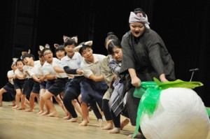 大きなカブ（島むにバージョン）の寸劇を披露する田皆小の児童ら＝１５日、知名町