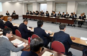 県内初の感染者確認を受け、今後の留意点などを確認した対策会議＝２７日、鹿児島市の県庁