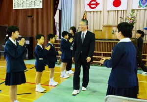 花道を通って会場を後にする桑鶴校長＝２５日、瀬戸内町の嘉鉄小学校