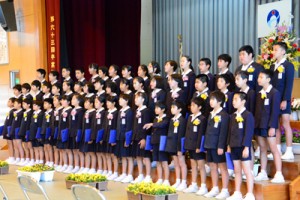 卒業証書を手に合唱する児童＝２４日、奄美市名瀬の小宿小学校