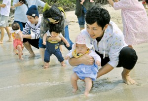 例年、海開きと併せて行われていた浜下れ行事＝2019年、鹿児島県奄美市名瀬