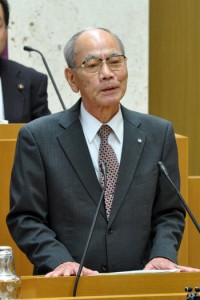 勇退を表明する川島健勇町長＝１１日、喜界町役場議場