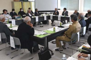 施設整備基本構想を協議した徳之島愛ランドクリーンセンターの検討委員会の会合＝８日、伊仙町目手久