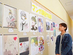 ７１点の力作が並ぶ合同作品展＝１７日、奄美市名瀬の県立奄美図書館