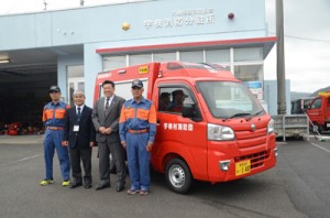 宇検消防団に新たに配備された救助資機材・小型動力ポンプ搬送車＝１０日、宇検村