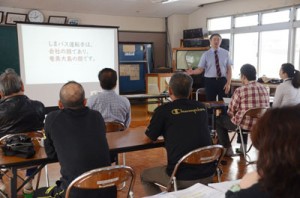 しまバスの業務改善の一環で開かれた接遇研修会＝２３日、奄美市名瀬