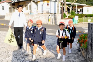 学校が再開され、元気よく登校する和泊小の児童ら＝１６日、和泊町  