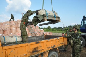 信管を抜いた後、トラックに運び込まれる米国製不発弾＝２５日、喜界町中里