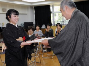 修了生に修了証書が手渡された本場奄美大島紬技術専門学院修了式＝２４日、奄美市名瀬