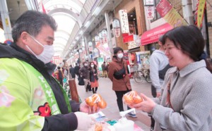  好評だった奄美産タンカンの即売会＝２月２８日、大阪・天神橋筋商店街