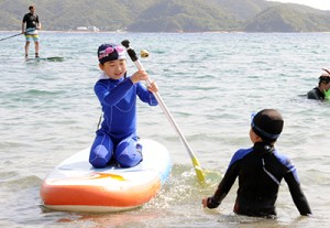 ＳＵＰを体験する子どもたち＝２１日、瀬戸内町清水