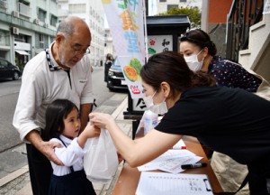 子どもらに好評だった１００円弁当＝２３日、瀬戸内町古仁屋