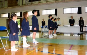 修了証書を受け取り、校歌を歌う児童＝２５日、瀬戸内町の嘉鉄小学校