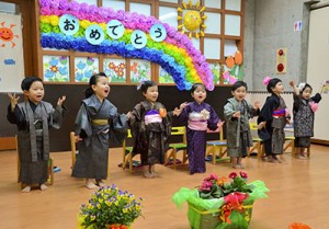 園児から保護者へ歌のプレゼントもあった卒園式＝２６日、龍郷町大勝のサンサン保育園