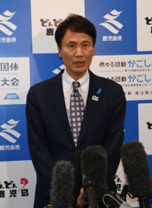 三大都市圏への不要不急の移動自粛を求める三反園知事＝３０日、鹿児島市の県庁  