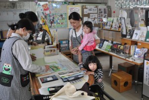  休館を前に本をまとめて借りていた親子連れ＝１日、知名町立図書館