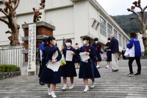 試験会場を後にする受験生＝６日、奄美市名瀬の県立大島高校