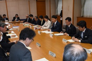 政府の基本的対処方針などについて説明があった対策本部の会議＝３０日、鹿児島市の県庁 