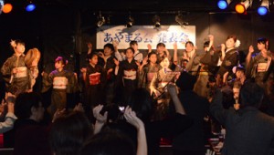 観客も手踊りで盛り上がった、あやまる会発表会＝１日、奄美市名瀬金久町  