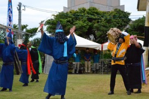 二番組が奉納した「一度いふて」＝７日、与論町の地主神社