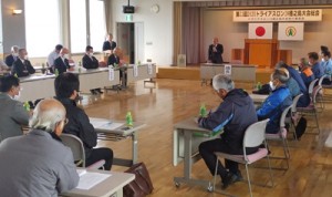 ３３回大会の延期を承認したトライアスロンＩＮ徳之島大会の総会＝１３日、天城町役場 