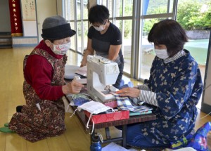  布マスク作りに励む東原会のメンバー＝１４日、龍郷町大勝