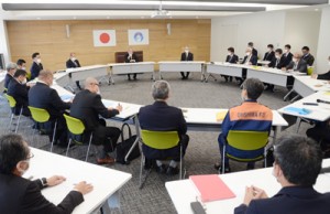 県内初確認を受けて設置された奄美市新型コロナ感染症対策会議＝３日、同市名瀬