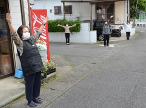 間隔を空けてラジオ体操を楽しむ参加者＝２７日、奄美市名瀬平田町