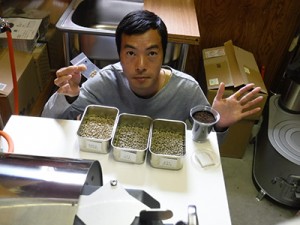 クラウドファンディングストア「カフェコメルシオ」を開設した境さんと店舗で取り扱う商品（提供写真）