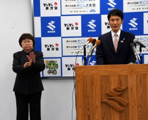 定例会見で質問に答える三反園知事（右）と、会見の内容を伝える手話通訳士＝１０日、鹿児島市の県庁