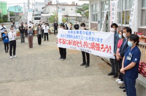 医療従事者に拍手で感謝とエールを送る知名町職員ら＝２１日、同町役場