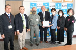 伊仙町へ布マスク７２０枚を寄贈した町地女連の役員（右）ら＝３０日、同町役場