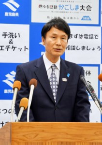 奄美市での新型コロナウイルス感染者確認を受け記者会見する三反園知事＝１７日午後７時半すぎ、県庁