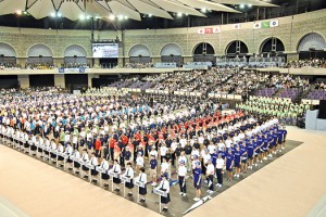 選手ら約４３００人が参加した昨年のインターハイの総合開会式＝２０１９年７月２７日、鹿児島市の西原商会（鹿児島）アリーナ