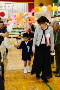 新１年生１人を迎えた佐仁小学校の入学式＝６日、奄美市笠利町