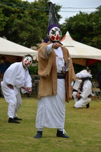 一番組が奉納した「三者囃子」＝７日、与論町の地主神社