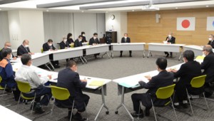 緊急事態宣言を受けて設置された奄美市の対策本部会議＝７日、同市名瀬