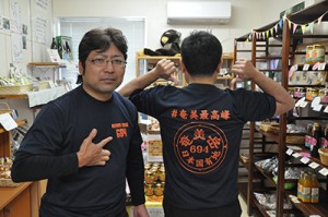 名音集落青壮年団が製作した「奄美岳Ｔシャツ」＝１４日、大和村