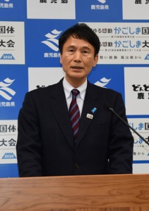 新型コロナウイルス感染者の県内２人目の発生について発表する三反園知事＝１日、鹿児島市の県庁