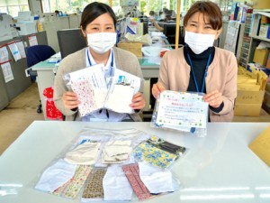 住民へ配布する布マスク作りの協力者を募集する職員＝２７日、龍郷町役場