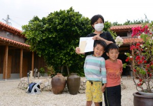 おきのえらぶ島観光協会が展開する「コロナに負けるな企画　未来の私に島旅を。」に登録する宿泊施設の関係者＝１２日、和泊町  