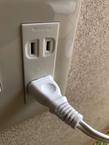 通電時の発火を防ぐため、周辺にほこりをためない管理が必要なコンセント（資料写真） 