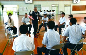 課題解決に向け専門家と意見交換する生徒＝２８日、徳之島町亀津