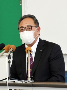 会見に応じる県高体連の石田尾会長＝３０日、鹿児島市の県立鹿児島南高校