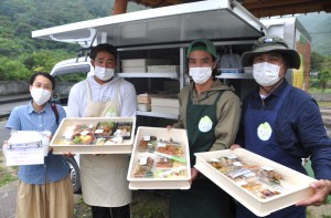 移動販売車で夕ご飯用総菜などの販売を始めた、まるごと大和村のメンバーら＝１２日、同村津名久