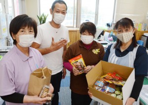 沖永良部島の特産品を購入した認定こども園すまいるの職員ら＝４月３０日、知名町