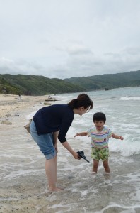 人気がまばらな大浜海浜公園で磯遊びをする親子＝１６日、奄美市名瀬