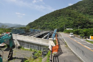 柳橋の架け替え工事などが進む住用川の流域防災工事現場＝１３日、奄美市住用町