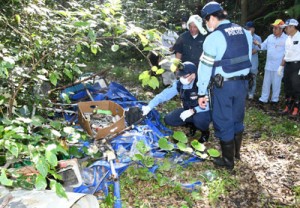 農業用廃プラスチック類などが不法投棄された現場を視察する関係者＝２９日、徳之島町大原