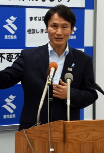  政府の緊急事態宣言解除を受けて会見する三反園知事＝１４日、鹿児島市の県庁